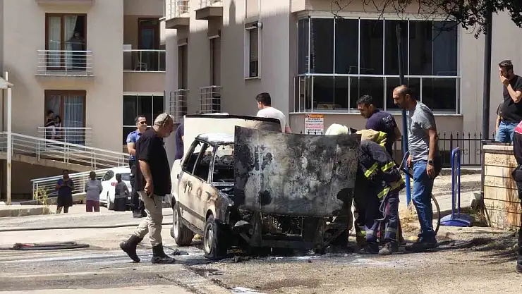Bakkala gitmek için indi, aracı alevlere teslim oldu