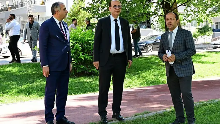 Başkan Geçit, park alanlarındaki yenileme hizmetlerini inceledi