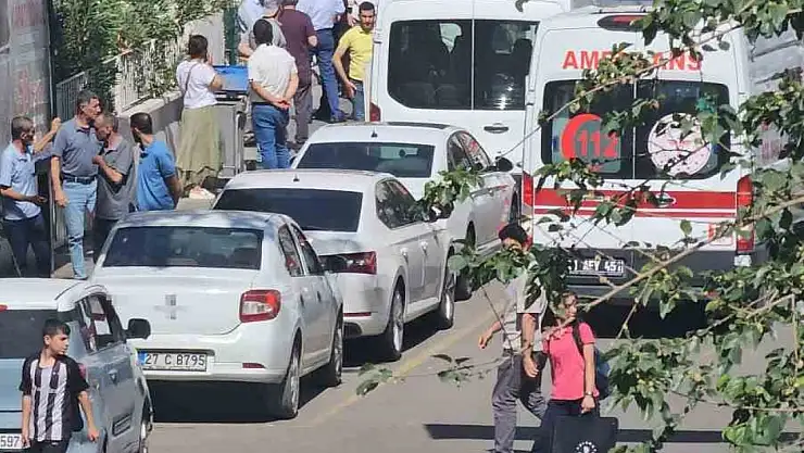 Belediye binasında tartıştığı amcasını silahla yaraladı