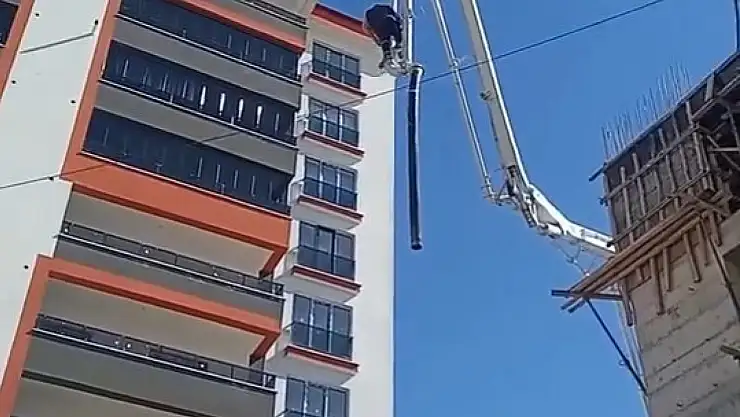 Beton pompasının üzerinde metrelerce yüksekliğe çıkan işçi, adeta ölüme meydan okudu