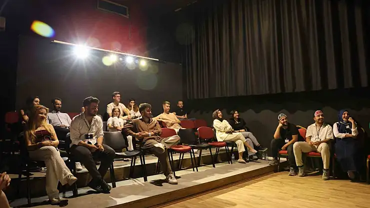 Bilet alan seyirci, bu kez oyuna dahil oldu