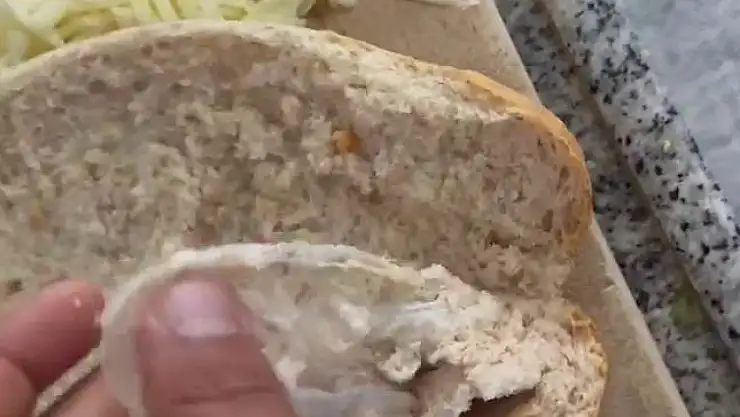 BİM Marketten aldığı ekmeğin içinden çıkanı görünce neye uğradığını şaşırdı