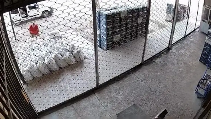 Bir çuval sebzeyi arabasına atıp gitti: O anlar kamerada