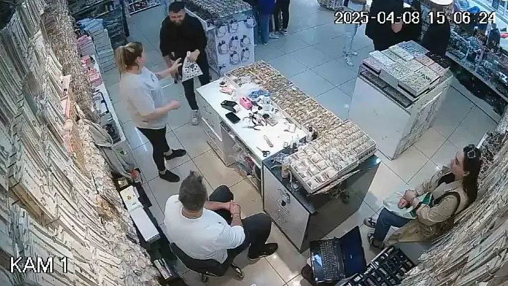 Bir poşet dolusu altını, sahiplerine teslim etti