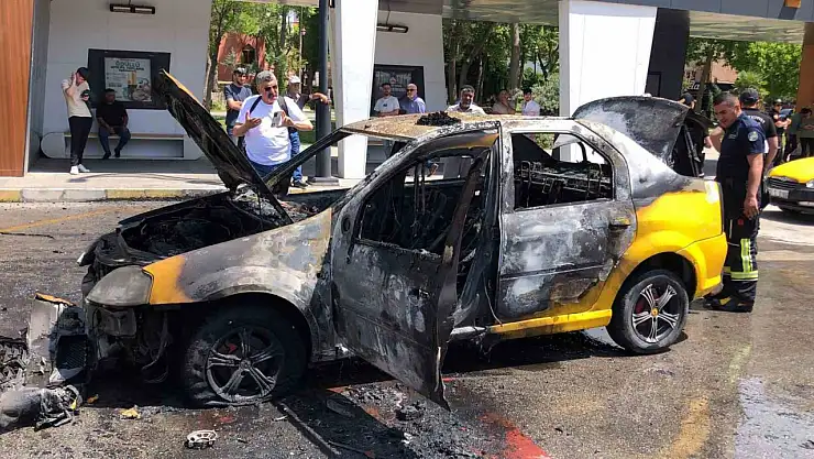 Çakmağı çakmasıyla ticari taksi alev topuna döndü, sürücü canını zor kurtardı