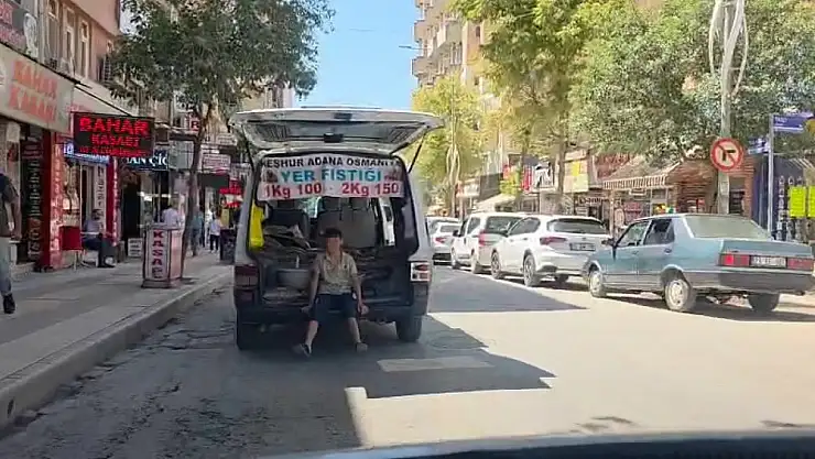 Çocuğun araç arkasındaki tehlikeli yolculuğu kamerada