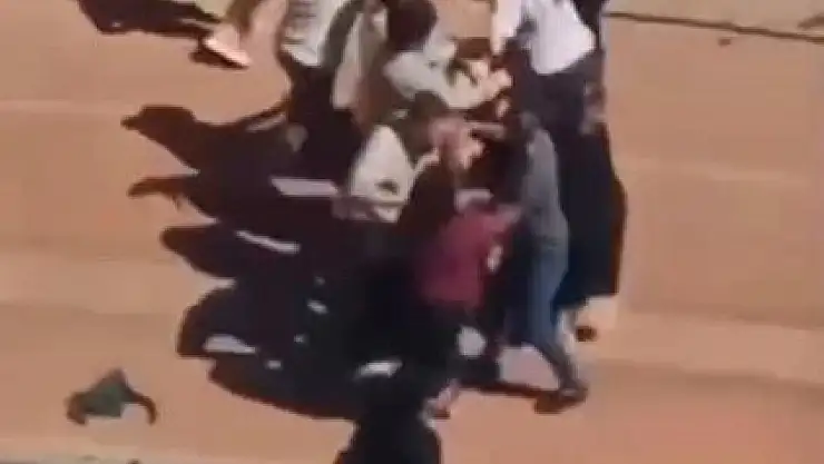 Çocukların kavgasına aileler karıştı: Kadınlar saç baş birbirine girdi