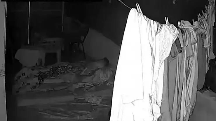 Damda uyuyan kişi, savaş uçağı sesinden korkup içeri kaçtığı anlar kameraya yansıdı