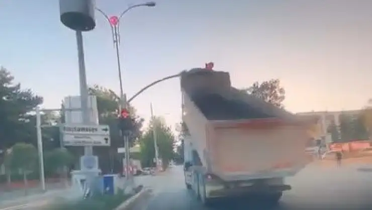 Damperi açık kamyon, trafik ışıklarına çarptı