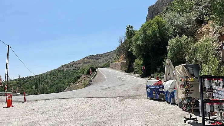 Darende'de heyelan nedeniyle kapatılan yol yeniden trafiğe açıldı