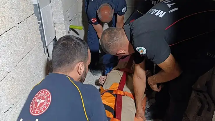 Darende'de inşaatta asansör boşluğuna düşen kadın yaralandı