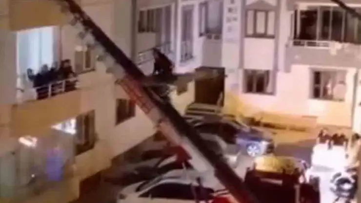 Dayak geleneğinden kaçan damat için yük asansörüyle eve girdiler