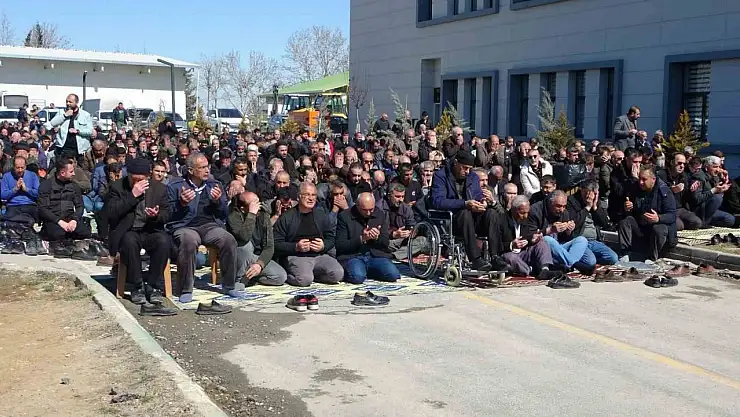 Deprem bölgesi Malatya'da Ramazan'ın ilk cuma namazı kılındı