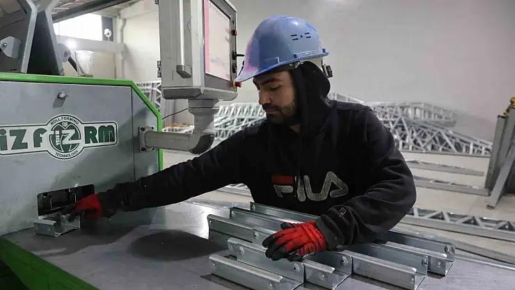 Depremin ardından açtıkları çelik konstrüksiyon fabrikasında 20 kişiye istihdam sağladılar