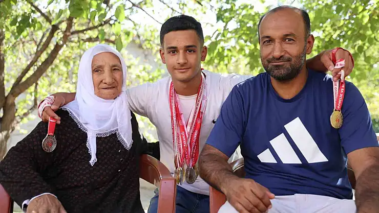 Depremzede genç, bilek güreşinde Türkiye şampiyonu oldu