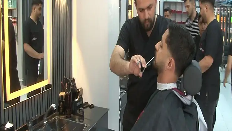 Depremzede kuaförden anlamlı kampanya