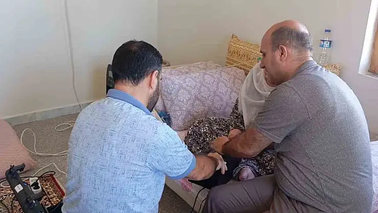 Dicle'de hasta, yaşlı ve yatalak vatandaşların kimlik kartı başvuruları evlerinde alınıyor