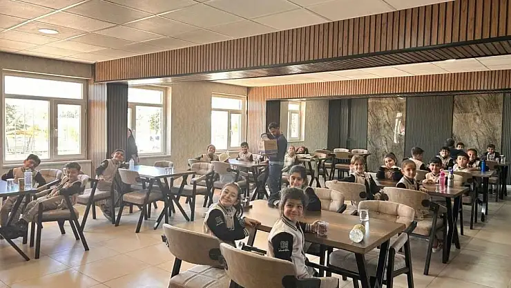 Dicle'de ilkokul öğrencileri Mehmetçikle birlikte fidan dikti