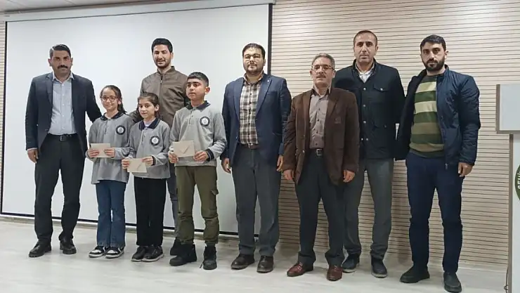 Dicle'de İstiklal Marşı ve Mehmet Akif Ersoy konulu şiir yarışmasında derece giren öğrencilere ödül