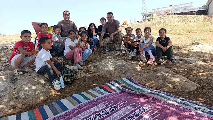 Dicle'de Mehmetçik, jandarmanın 186. kuruluş yıl dönümünü öğrencilerle kutladı