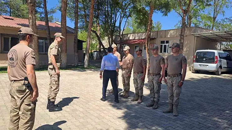 Dicle Kaymakamı Atış, şehit ailesi, asker ve vatandaşlarla buluştu