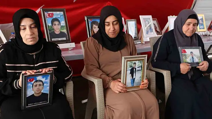 Diyarbakır anneleri kavurucu sıcaklara rağmen evlat nöbetine devam ediyor