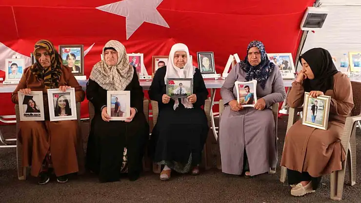 Diyarbakır anneleri müjdeli bir haber almak için çadırdan ayrılmıyor