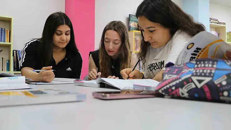 Diyarbakır'da 'Türkiye Yüzyılında Kızlar Okuyor' Projesi