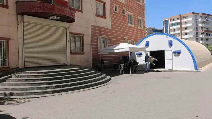 Diyarbakır'da 2019'dan beri oturma eyleminde olan anneler, PKK'dan evlatlarını istiyor