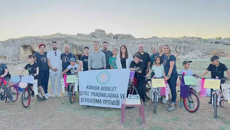 Diyarbakır'da 30 yetim ve öksüz çocuğa karne hediyesi olarak bisiklet verildi