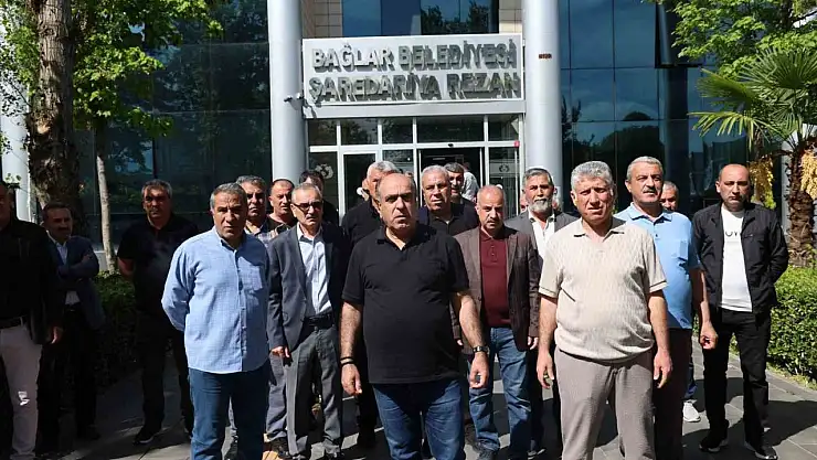 Diyarbakır'da 66 kişi, tazminatlarını alamadıkları gerekçesiyle DEM Partili Bağlar Belediyesi'ne yürüdü