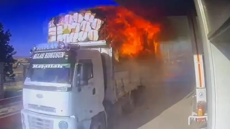 Diyarbakır'da alev alan saman yüklü kamyon, akaryakıt istasyonuna girdi