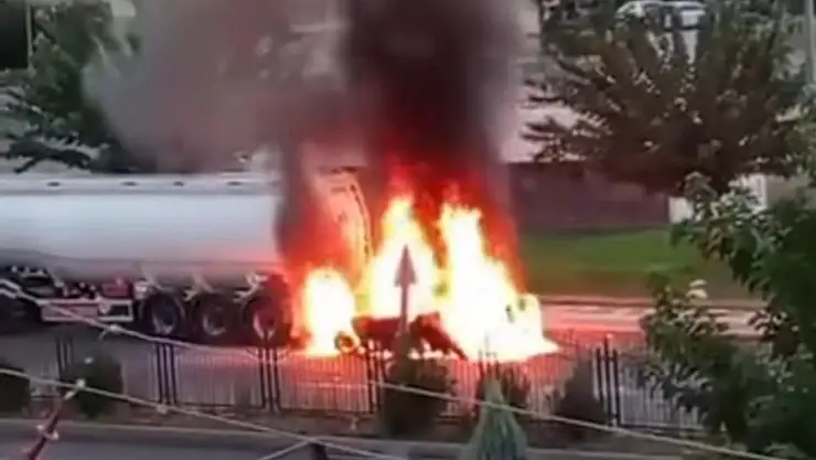 Diyarbakır'da alevlere teslim olan otomobil patladı