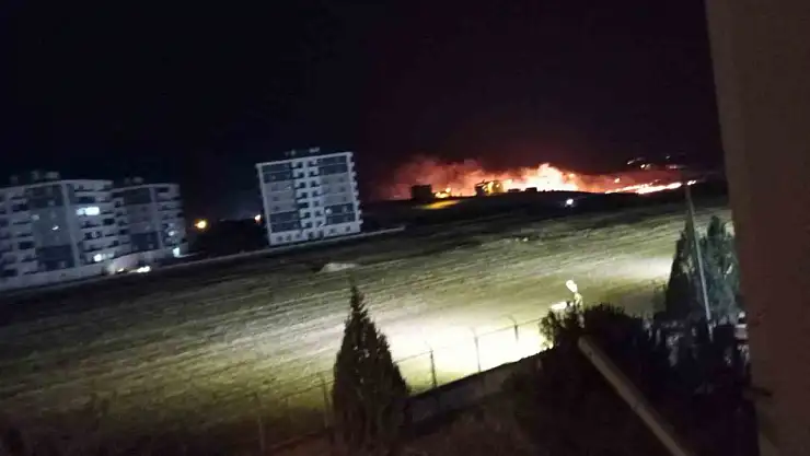 Diyarbakır'da anız yangını TOMA ve itfaiye ekiplerinin müdahalesiyle söndürüldü