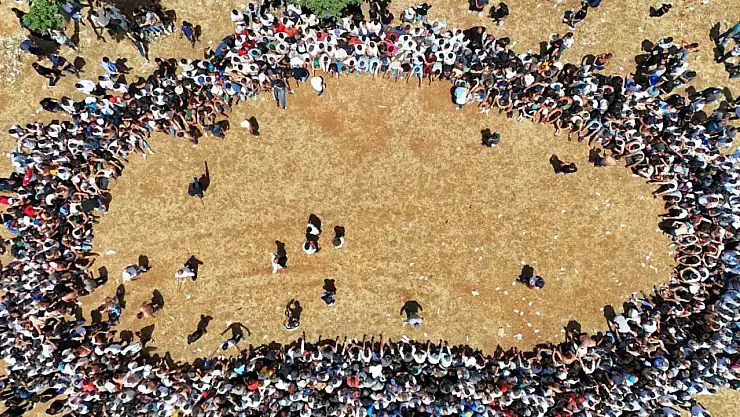 Diyarbakır'da asırlık gelenekte bir araya gelen gençler birbirlerini kırbaçlıyor