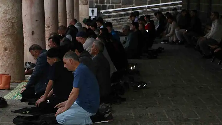 Diyarbakır'da bayram namazında yoğunluk
