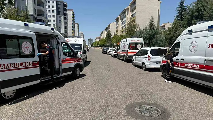 Diyarbakır'da bir apartmanda yangın çıktı. Olay yerine çok sayıda itfaiye, sağlık ve polis ekibi sevk edilirken, apartmanda mahsur kalanların olduğu öğrenildi.