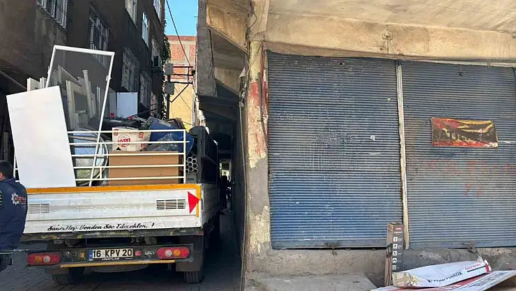 Diyarbakır'da bir esnaf 2 yıldır kimliği belirsiz kişilerin silahlı saldırısına uğruyor