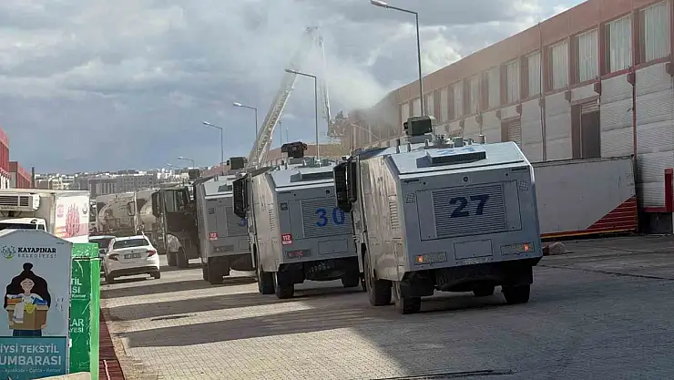 Diyarbakır'da bir fabrika deposunda çıkan ve 2 depoya daha sıçrayan yangın söndürüldü