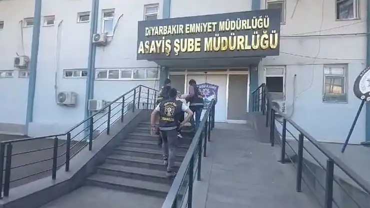 Diyarbakır'da bir kadını öldüğü, bir kişinin yaralandığı silahlı saldırının zanlısı tutuklandı