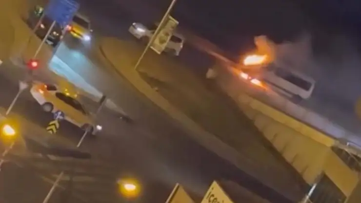 Diyarbakır'da bir minibüs alev alev yandı