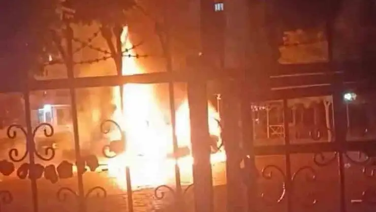 Diyarbakır'da bir şahıs önce aracını sonra kendini yaktı