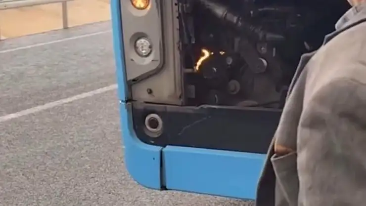 Diyarbakır'da bir vatandaş, otobüste çıkan yangını üfleyerek söndürmeye çalıştı