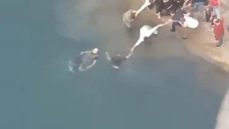 Diyarbakır'da boğulma tehlikesi geçirenleri el ele vererek kurtardılar