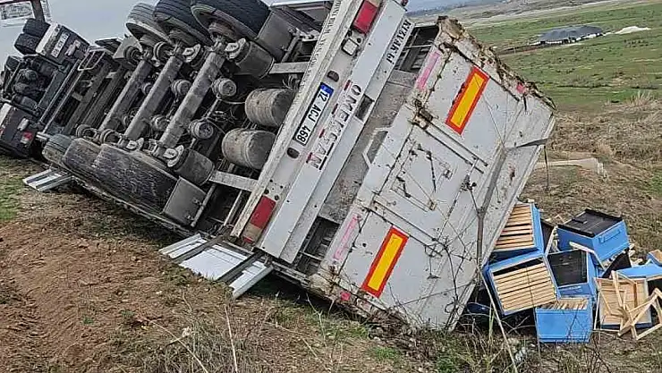 Diyarbakır'da boş kasa yüklü tır devrildi: 1 yaralı