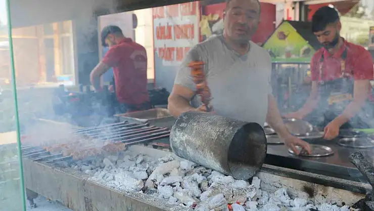 Diyarbakır'da ciğer ustaları sıcak havaya rağmen ocakbaşından ayrılmıyor