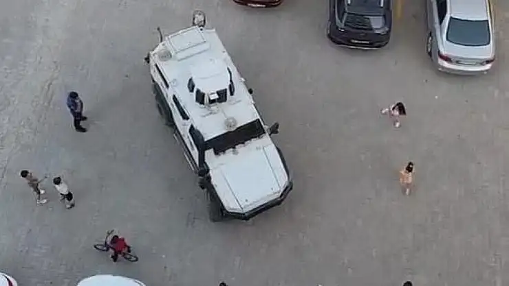 Diyarbakır'da çocuklar polis aracının etrafını sardı, meslek tanıtımı ve araca bindirilmeleriyle merakları giderildi