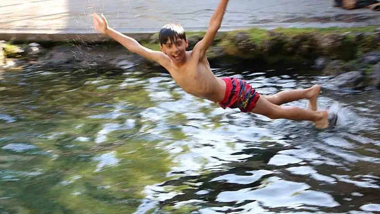 Diyarbakır'da çocuklar süs havuzunda serinliyor