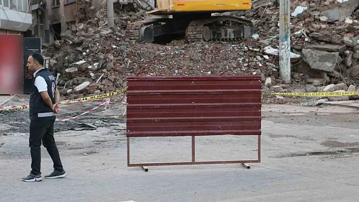 Diyarbakır'da depremden hasar gören yapıların yıkımı devam ediyor