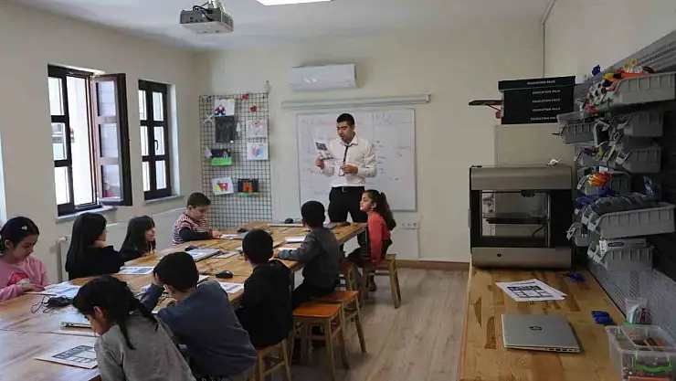 Diyarbakır'da dezavantajlı çocuklar ve okul öğrencileri etkinlik atölyelerinde yazılım gibi birçok alanda eğitim görüyor